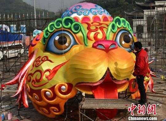 重庆园博园迎春炫彩灯光秀制作超大型花灯迎接新年的到来(图)