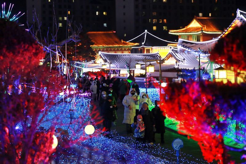 举办了第十届延吉国际冰雪旅游节和首届延吉花灯节